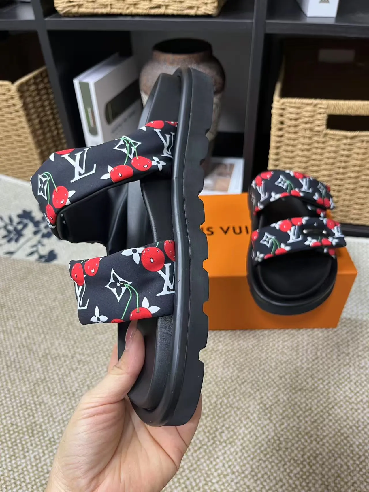 P340 yuan LV Louis Vuitton Full of high-end feel! A popular model among bloggers at home and abroad, it’s retro and fashionable, and looks stunning on your feet! Mainly recommended model on the official website★ ━━━━━ ЅᏇєєt ━━━━━ ▪️Upper: original calfskin ➕5D printing process ▪️Inner: imported mixed sheepskin ▪️Outsole: original molded foam outsole ▪️Size: Female 35-40 Men's 39-44 (women's 41 men's 45)